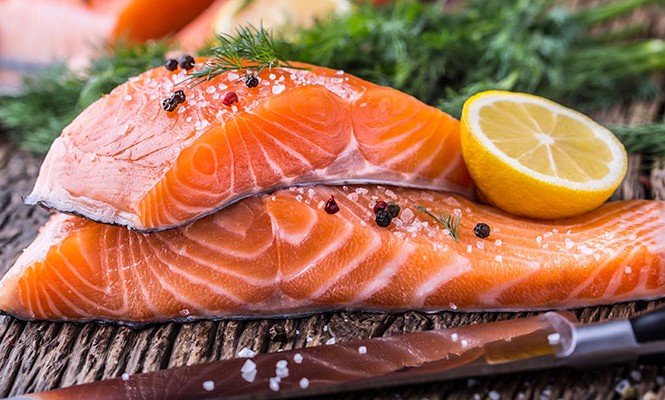 Cá hồi là thực phẩm giàu omega 3 giúp cho dương vật đạt được độ cương cứng nhanh