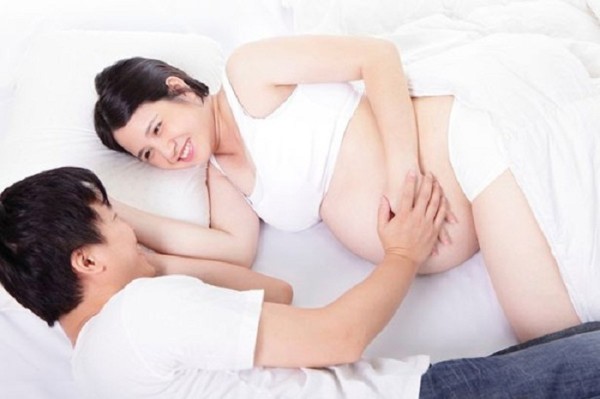 quan hệ khi mang thai có được xuất vào trong không và những điều mẹ bầu cần biết